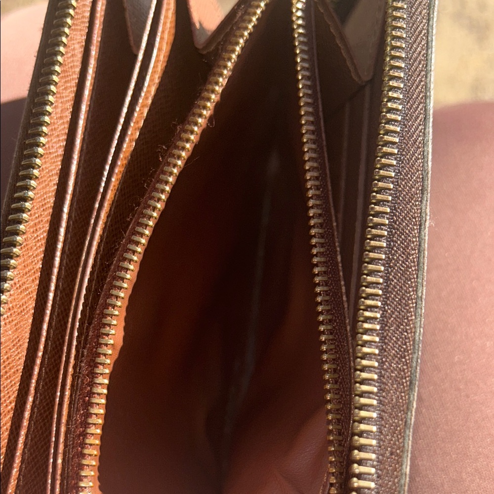 Louis Vuitton Zippy Wallet - Picture 8 of 11